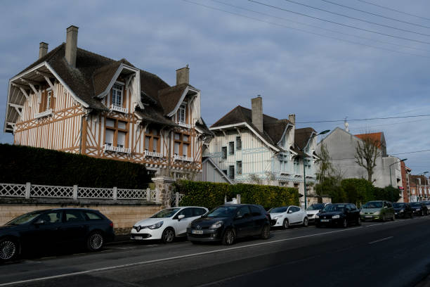 auto parcheggiate viste nelle strade di lens, francia - lens foto e immagini stock