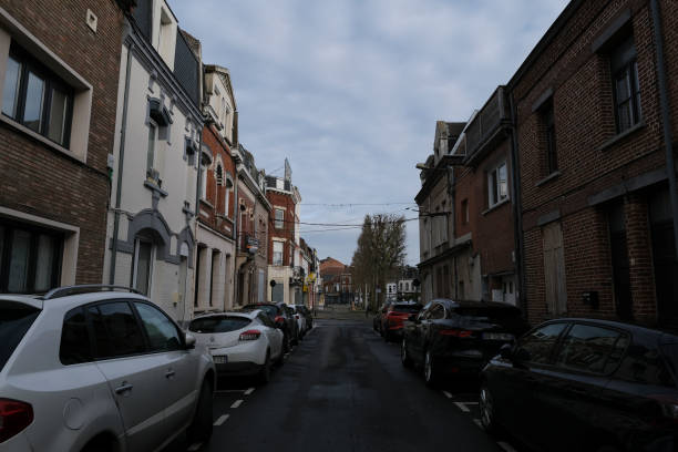 auto parcheggiate viste nelle strade di lens, francia - lens foto e immagini stock