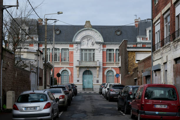 coches aparcados vistos en calles de lens, francia - lens fotografías e imágenes de stock