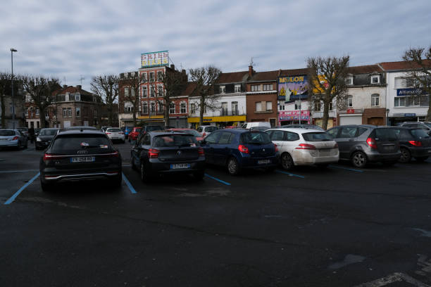 auto parcheggiate viste nelle strade di lens, francia - lens foto e immagini stock