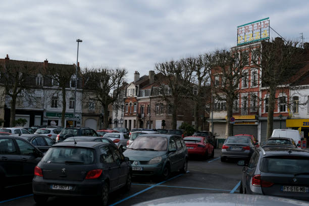 coches aparcados vistos en calles de lens, francia - lens fotografías e imágenes de stock