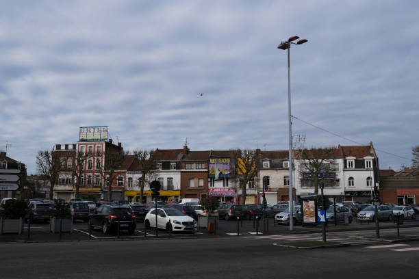 coches aparcados vistos en calles de lens, francia - lens fotografías e imágenes de stock
