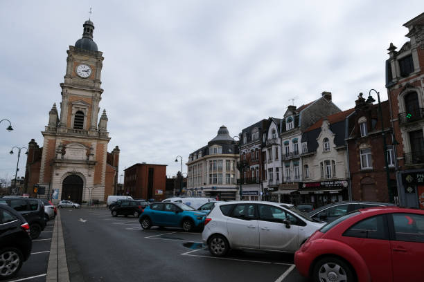 auto parcheggiate viste nelle strade di lens, francia - lens foto e immagini stock