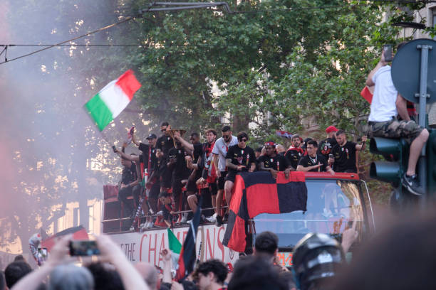 ac 밀란 선수들은 스쿠데토 우승을 축하하기 위해 밀라노 거리를 퍼레이드합니다. - italian football league 뉴스 사진 이미지