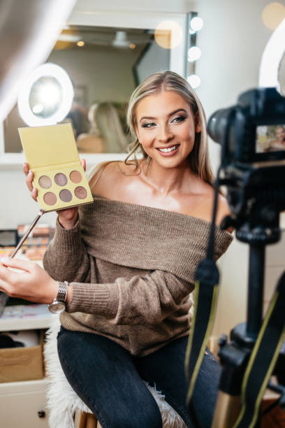 vlogger de maquillage en streaming dans son studio - stage makeup women beauty human face photos et images de collection