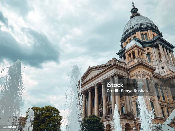 Water Fountain Sprays And Splashes In Front Of The Illinois State Capitol Building Stock Photo - Download Image Now