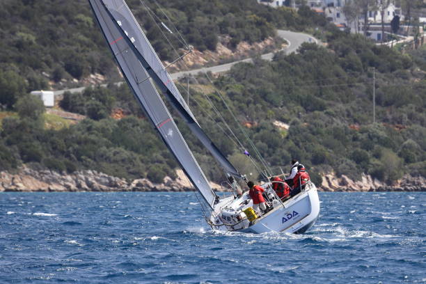 les voiliers naviguent par temps venteux dans les eaux bleues de la mer égée - sailboat storm teamwork competition photos et images de collection