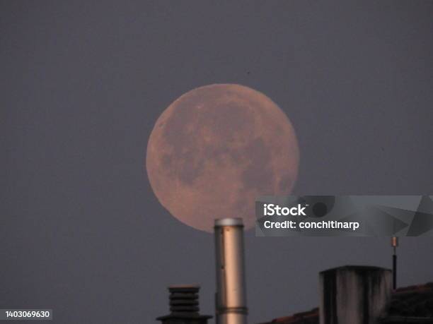 Superluna De Fresa O Luna Llena De Perigeo Junio De 2022 Stock Photo - Download Image Now