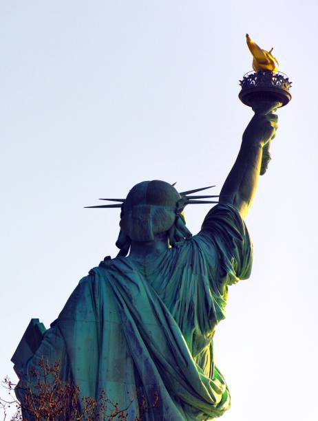 vue de la statue de la liberté de dos - statue of liberty liberty statue flaming torch photos et images de collection