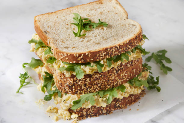 클래식 크리미 에그 샐러드 샌드위치 - sandwich breakfast boiled egg close up 뉴스 사진 이미지