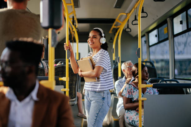 버스로 여행하는 젊은 사랑스러운 즐거운 여자 학생 - public transportation audio 뉴스 사진 이미지