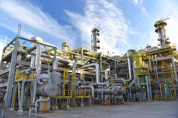 gasodutos e edifícios de uma refinaria - planta industrial para produção de combustível - chemical plant fotos - fotografias e filmes do acervo