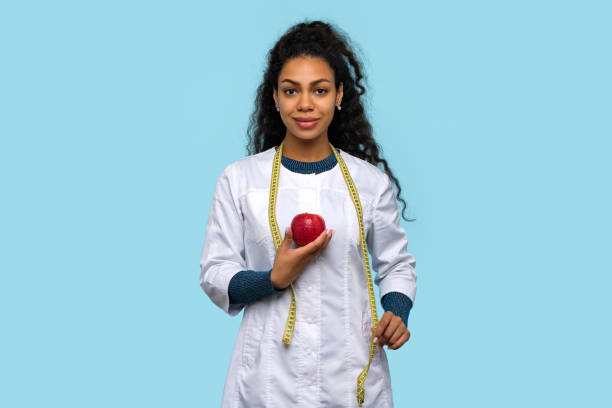 mujer doctora nutricionista - apple women green eating fotografías e imágenes de stock