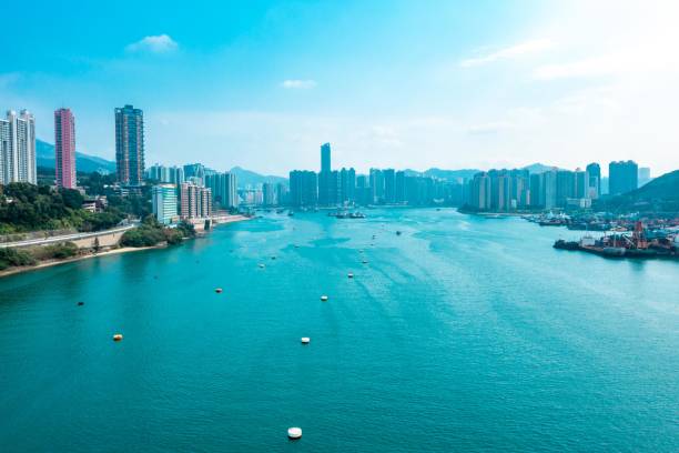 vue par drone de tsuen wan à hong kong - horizon over water horizontal surface level viewpoint photos et images de collection