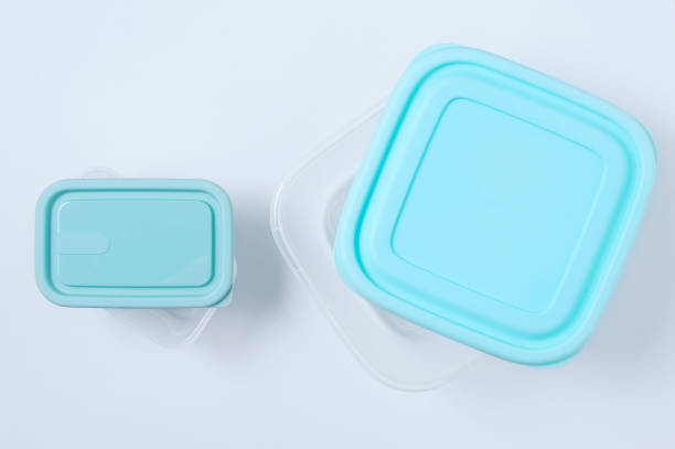 due contenitori di plastica con coperchio per alimenti. sfondo bianco. - plastic lid foto e immagini stock