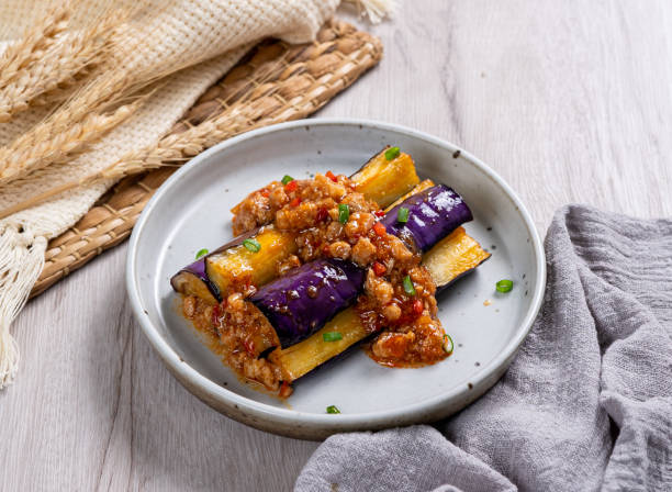 berenjena frita característica salsa de curry de berenjena ina plato vista lateral en la mesa - panang curry fotografías e imágenes de stock