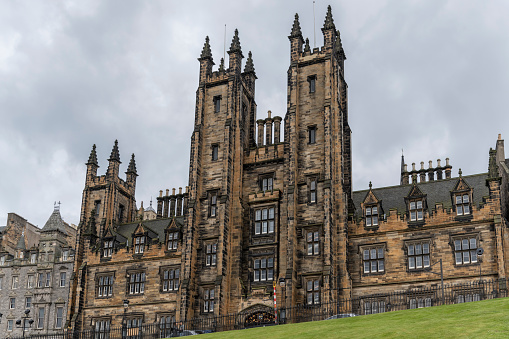 Vista frontal del New College de la Universidad de Edimburgo photo