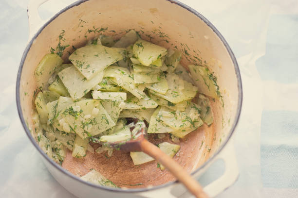 kohlrabi con crema y eneldo - kohlrabi turnip kohlrabies cabbage fotografías e imágenes de stock