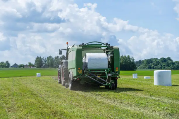 Baler wrapper working on the green field