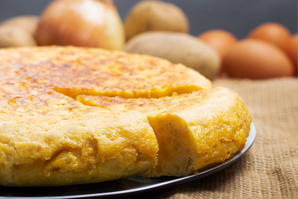 hausgemachtes kartoffelomelett mit zwiebeln, traditionelle spanische küche - spanisches omelett stock-fotos und bilder