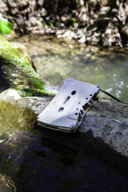 fita de áudio encontrada nas rochas do rio. - water pollution audio - fotografias e filmes do acervo