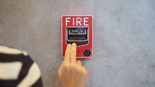 awaryjny system sygnalizacji pożaru lub alarm lub alarm lub dzwonek ostrzegawczy używać sprzętu w przypadku pożaru (ręczna stacja ciągnąca). - bell pull zdjęcia i obrazy z banku zdjęć