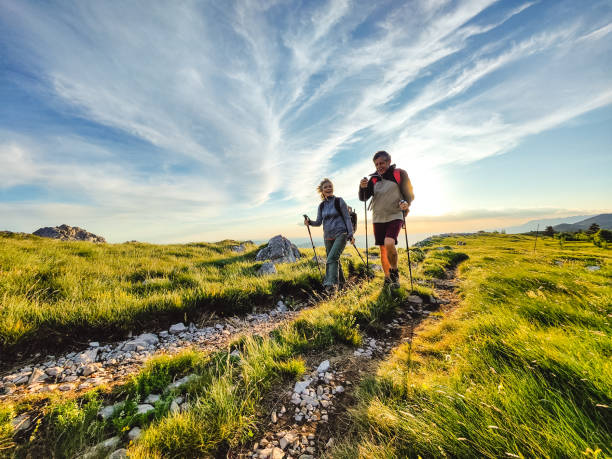 2人の先輩ハイキングと殴打された道を歩く - nordic walking walking relaxation exercise women ストックフォトと画像