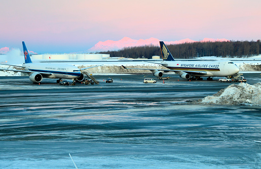 テッドスティーブンスアンカレッジ国際空港czボーイング777およびsqボーイング747の貨物機アンカレッジアラスカアメリカ合衆国 アラスカ