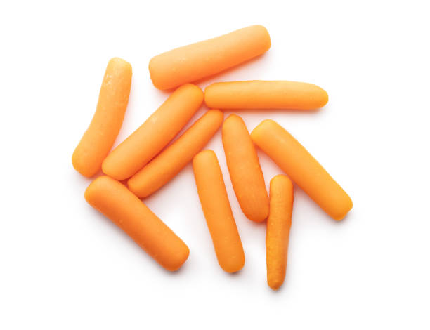 małe warzywa marchewkowe. mini pomarańczowa marchewka izolowana na białym tle. - baby carrot zdjęcia i obrazy z banku zdjęć