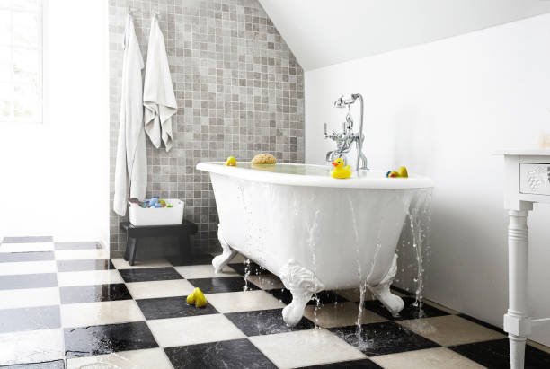 salle de bain humide - overflowing photos et images de collection