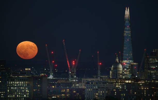 istock Strawberry Moon over the city 1403134753