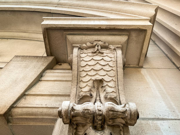 blick auf die vorderansicht der architektonischen details im illinois supreme courthouse - illinois state capitol building illinois state capitol springfield stock-fotos und bilder