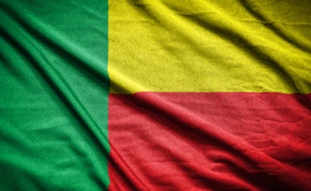 bandiera realistica del benin sulla superficie ondulata del tessuto - antiguan flag foto e immagini stock