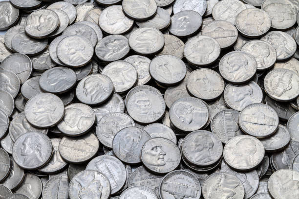 mucchio di vari usati circolati moderni usa jefferson nickels - moneta da cinque cent foto e immagini stock