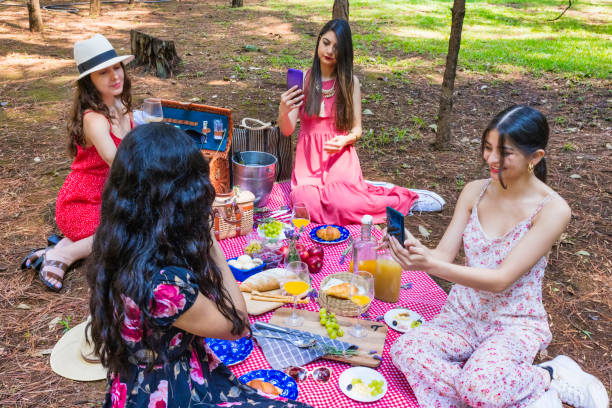 istock GIRLS IN PICNIC 1403160728