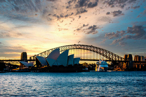 sydney opera house e harbor bridge at sunset - sydney australia sydney opera house australia sydney harbor - fotografias e filmes do acervo