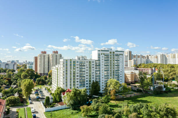 vista aérea do bairro residencial em um dia ensolarado de verão. novas casas multi-história para viver. - building exterior urban scene cityscape clear sky - fotografias e filmes do acervo