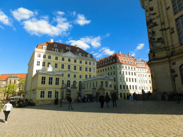 nueva plaza del mercado (neumarkt) y coselpalais, frauenkirche (iglesia de nuestra señora) en dresde, alemania - coselpalais fotografías e imágenes de stock