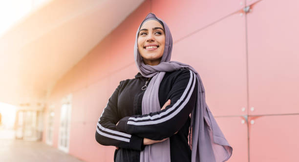 porträt einer attraktiven muslimischen sportlichen frau mit hijab im freien - zurückhaltende kleidung stock-fotos und bilder