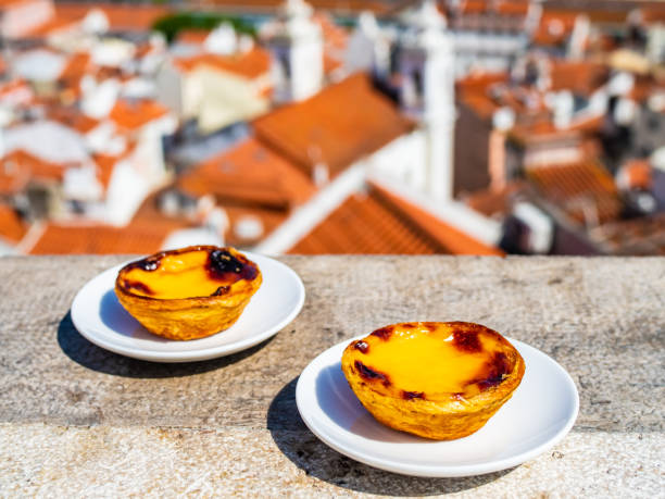 pastel de nata no fundo de pedra - gastronomia de portugal - fotografias e filmes do acervo