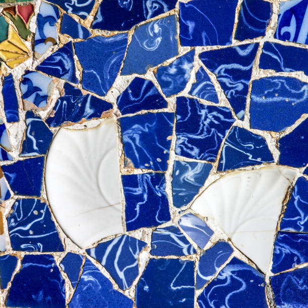 tuile de mosaïque de verre brisé, décoration au parc güell, barcelone, espagne. conçu par gaudi - mosaic tile antonio gaudi art photos et images de collection