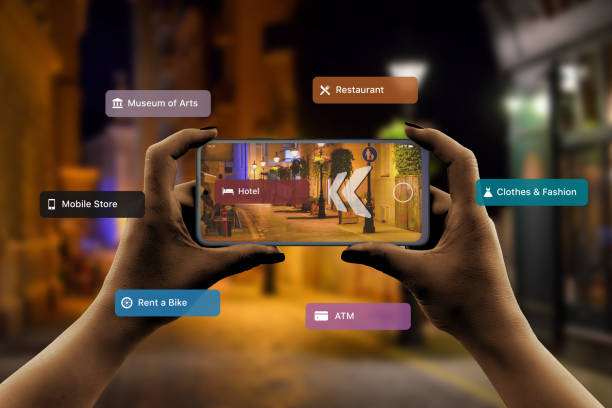 Finding hotels and other tourist facilities in the city with 3d navigation app based on augmented reality technology concept. Smartphone in a horizontal position in the hands of women. City street at night in background búsqueda de hoteles y otras instalaciones turísticas en la ciudad con app de navegación 3d basada en concepto de tecnología de realidad aumentada. smartphone en posición horizontal en manos de mujeres. calle de la ciudad por la noche en el fondo