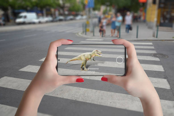 proyección 3d de dinosaurios en la calle con teléfono inteligente y concepto de tecnología de realidad aumentada - realidad aumentada fotografías e imágenes de stock