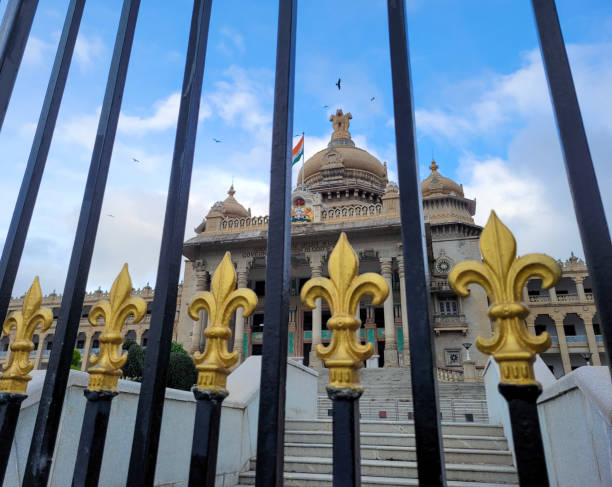 vidhana soudha budynek legislacyjny w stolicy stanu karnataka bangalore - bangalore india parliament building vidhana soudha zdjęcia i obrazy z banku zdjęć