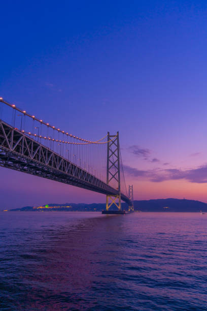 ponte akashi nell'ora magica - kobe bridge japan suspension bridge foto e immagini stock