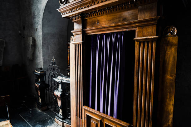 ancienne cabine de confession en bois dans une église - confession booth church forgiveness wood photos et images de collection