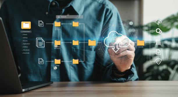 homem usando laptop mostrando diagramas de computação em nuvem troca de informações de tecnologia digital e ideias tecnológicas futuras conceitos de gerenciamento de documentos de dados (dms) conceitos de rede e serviços de internet - backup - fotografias e filmes do acervo