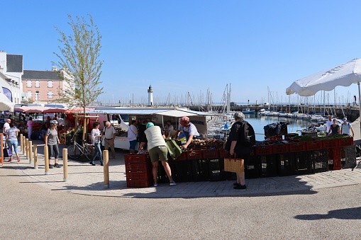 After more than a year of work on the square in Port Haliguen in Quiberon, Brittany, the traders of the market were able to find their place on Wednesday, June 15, 2022 to the delight of buyers and tourists