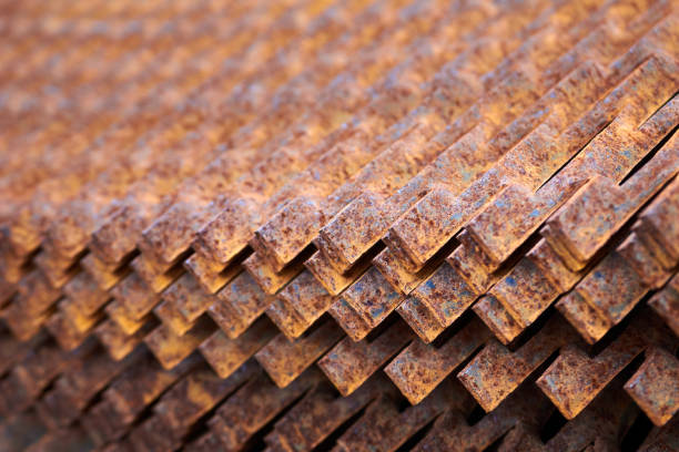 lamiere arrugginite perforate stampigliature texture vista laterale ravvicinata. realizzato attraverso la lamiera per stampaggio metallico produzione di elementi portanti leggeri strutturali combina funzionalità di resistenza - rusty textured textured effect staple foto e immagini stock