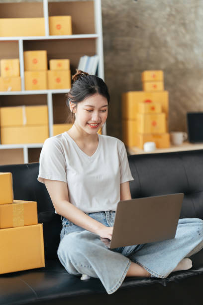 Portrait of young business Asian woman online working in office desk use computer copy space. Success business people employee, freelance SME online marketing work at home, co-working space concept retrato de una joven mujer asiática de negocios en línea que trabaja en el escritorio de la oficina y usa el espacio de copia de la computadora. Éxito de los empleados de los empresarios, trabajo de marketing en línea de pymes independientes en casa, c